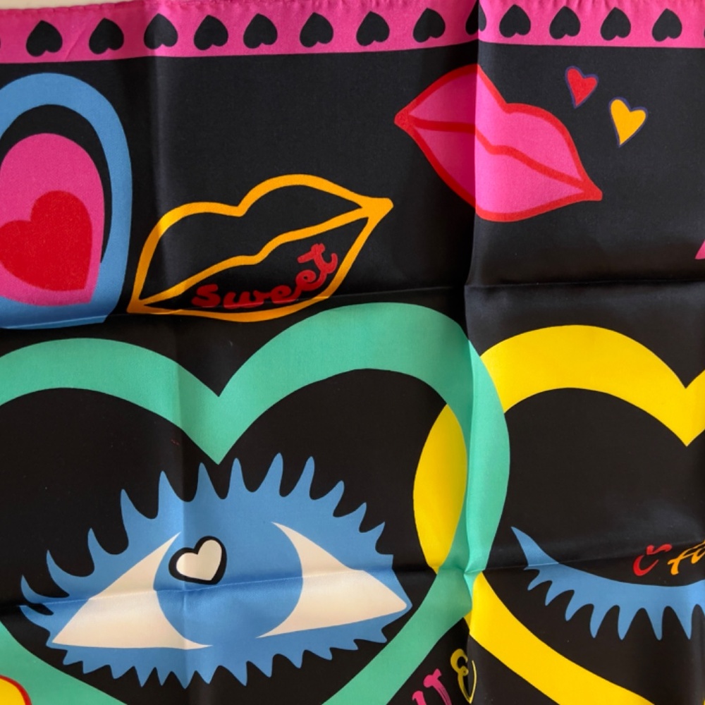 METROPOLITAN MUSEUM OF ART EYE HEART CAMP 100% SILK SCARF 21" SQ (VALENTINE)NIB - Picture 7 of 10